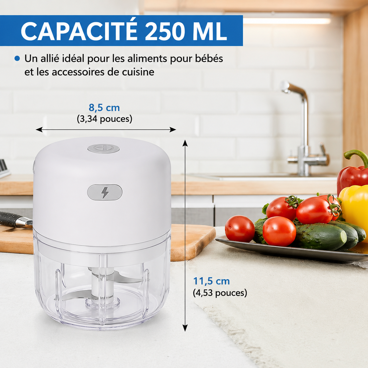 Utilisation simple du mini hachoir électrique avec bouton de démarrage pour hacher rapidement les ingrédients.