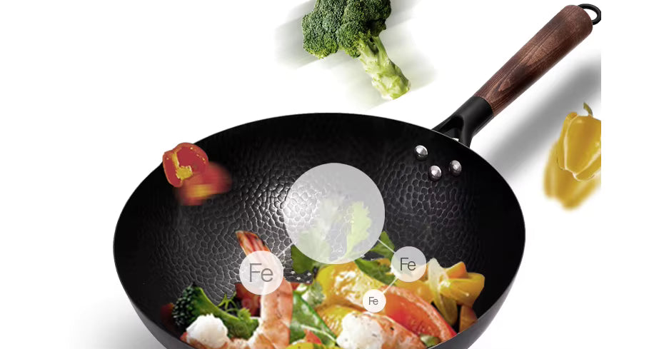 Wok en fer utilisé pour cuisiner des légumes et des nouilles